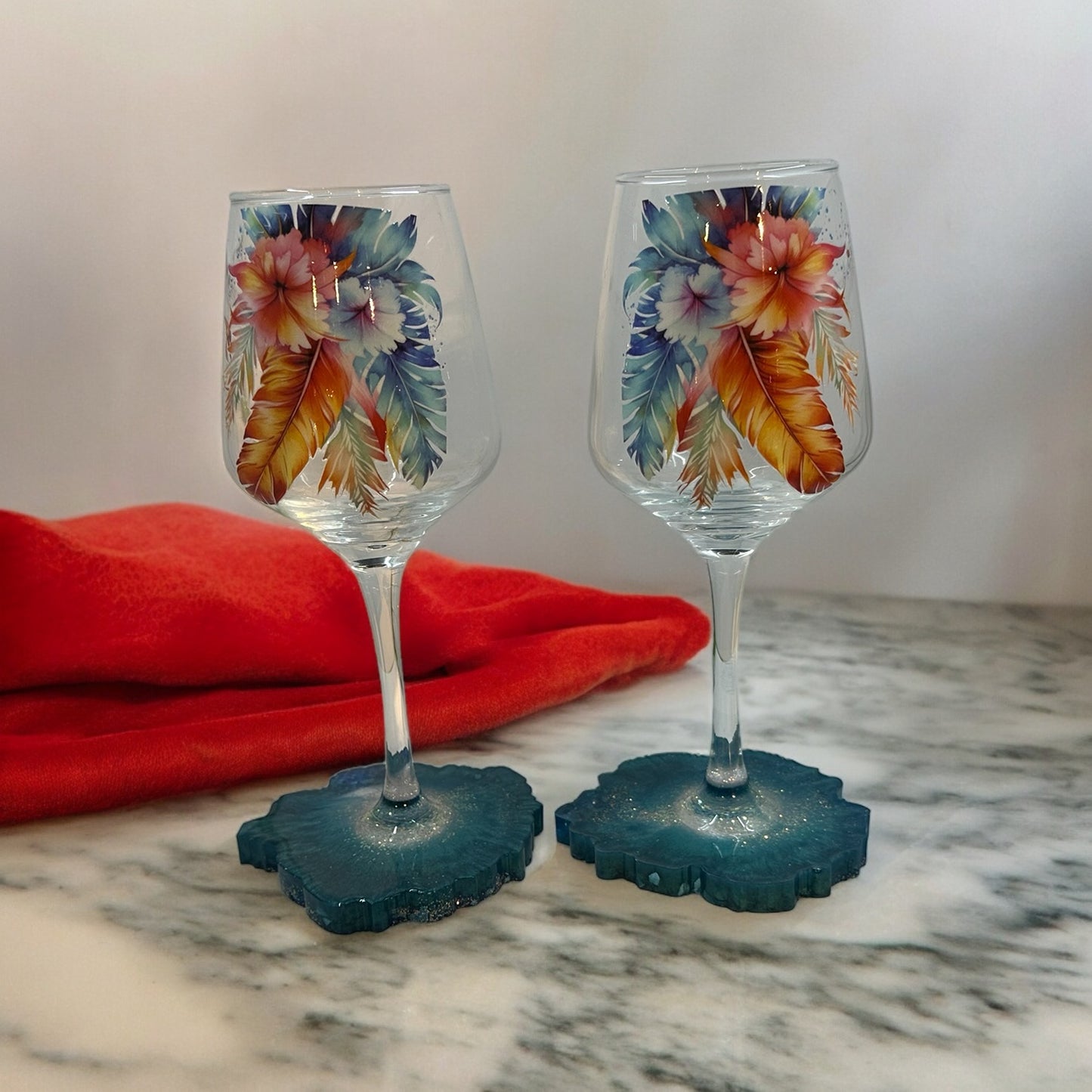 Feather design wine glasses